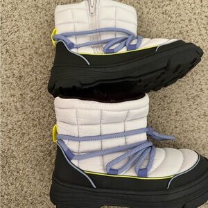 Zara Kids White and Black Quilted Boots with Blue Accents